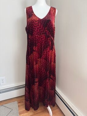 Sleeveless V-Neck Velvet Maxi Dress in Burgundy and Black